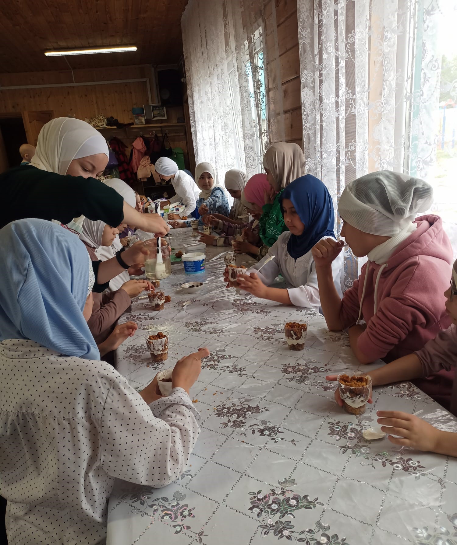 Исламия провела с девочками мастер-класс по изготовлению трайфлов (английского блюда). 